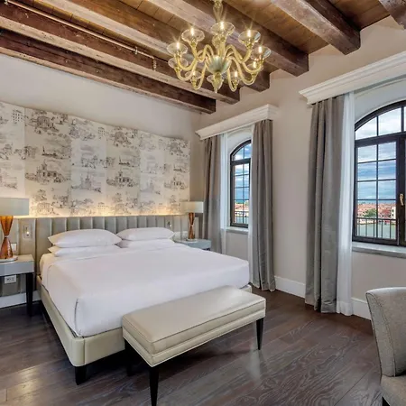 Hilton Molino Stucky Отель