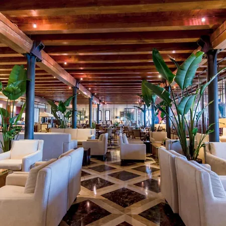 Hilton Molino Stucky מלון 5*